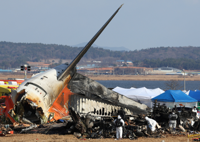 30일 오후 전남 무안군 무안국제공항 제주항공 여객기 참사 현장에서 경찰 과학수사대가 현장감식을 하고 있다.<사진=연합뉴스>