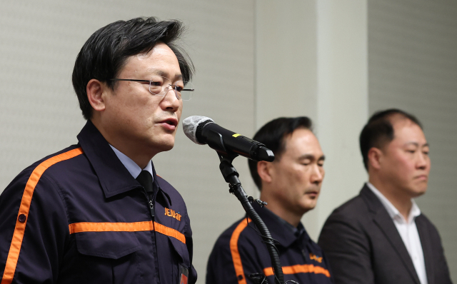 김이배 제주항공 대표가 지난 29일 무안 제주항공 참사 관련 프레스센터가 설치된 서울 강서구 메이필드 호텔에서 사고 관련 브리핑을 하고 있다.<사진=연합뉴스>