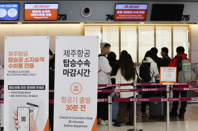 무안 제주항공 참사 이튿날인 30일 서울 강서구 김포공항 국내선 청사에서 제주항공 승객들이 탑승수속을 하고 있다. <사진=연합뉴스>