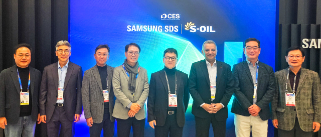 7일 미국 라스베이거스 CES 2025 행사장에서 안와르 알 히즈아지 에쓰오일 CEO(오른쪽 3번째)와 류열 사장(5번째) 등 경영진이 삼성SDS 전시장을 참관하고, 이 회사 이준희 대표(4번째) 등 관계자들과 사진촬영을 하고 있다. <사진제공=에쓰오일>