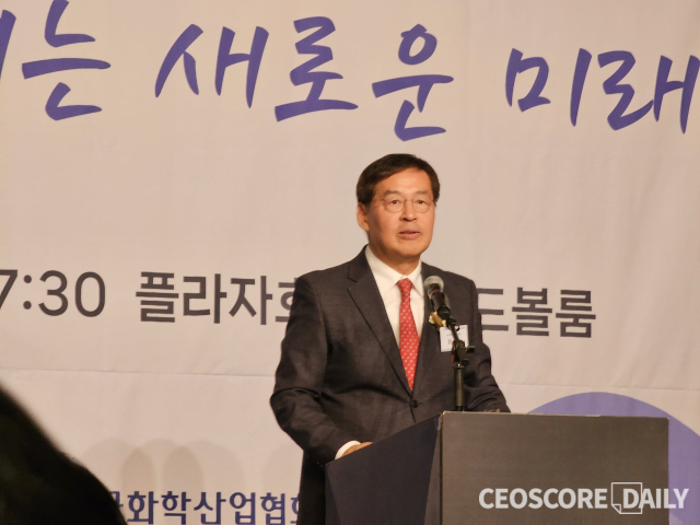 신학철 LG화학 부회장 겸 한국화학산업협회 협회장이 8일 서울 중구 플라자호텔에서 열린 ‘2025년도 화학산업 신년인사회’에서 신년사를 진행하고 있다. <사진=박대한 기자>