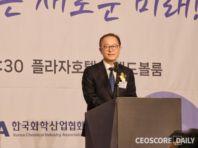 이승열 산업부 산업정책실장이 8일 서울 중구 플라자호텔에서 열린 ‘2025년도 화학산업 신년인사회’에서 축사를 진행하고 있다. <사진=박대한 기자>