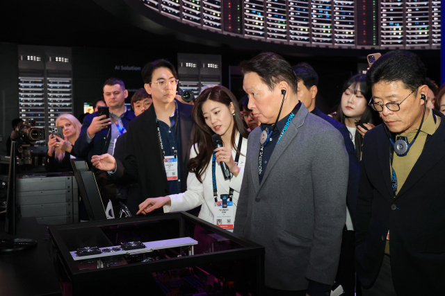 최태원 SK그룹 회장(오른쪽에서 두번째)이 8일 미국 라스베이거스에서 열린 ‘CES 2025’에 마련된 SK 공동 전시관을 둘러보고 있다. <사진=연합뉴스>
