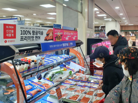 롯데마트, 연초 수산물 물가 안정 위해 &lsquo;3천원대 노르웨이 연어&rsquo; 판매