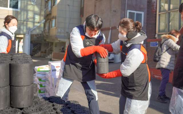 JTI코리아 임직원들이 지난 12월 10월 서울 관악구 일대에서 연탄 나눔 봉사활동을 진행하고 있다. <자료=JTI코리아>