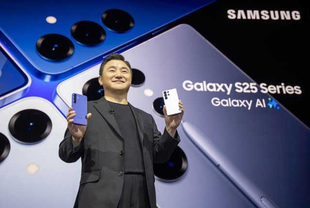 22일(현지시간) 미국 새너제이에 위치한 SAP센터에서 개최된 '갤럭시 언팩 2025(Galaxy Unpacked 2025)' 행사에서 삼성전자 MX사업부장 노태문 사장이 진정한 AI폰 '갤럭시 S25 시리즈'를 공개하고 있다. <사진제공=삼성전자>