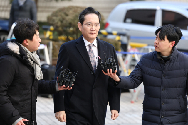 이재용 삼성전자 회장이 3일 서울 서초구 서울고등법원에서 열린 ‘부당합병·회계부정’ 항소심 선고 공판에 출석하고 있다. <사진=연합뉴스>
