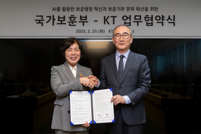 김영섭 KT 대표(오른쪽)가 강정애 국가보훈부 장관과 업무협약 체결 후 기념사진을 촬영하고 있다. <출처=KT>