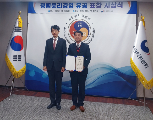 .KAI가 25일 국민권익위원회로부터 청렴윤리경영 표창을 수상했다. (왼쪽) 박종민 국민권익위원회 부위원장 겸 사무처장, 최재윤 KAI 컴플라이언스팀 팀장. <사진제공=KAI>