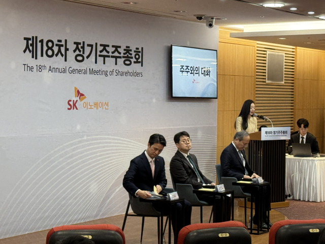 (왼쪽부터) 추형욱 SK이노베이션 E&S 사장, 박상규 SK이노베이션 대표이사 사장, 이석희 SK온 사장이 28일 SK 서린빌딩에서 열린 제 18기 정기주주총회에서 발언하고 있다. <사진=김은서 기자>