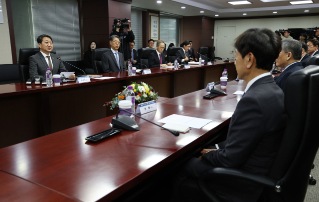 안덕근 산업통상자원부 장관(맨 왼쪽)이 10일 서울 종로구 한국무역보험공사에서 열린 통상 리스크 대응 반도체 업계 간담회에서 발언하고 있다. <사진=연합뉴스>