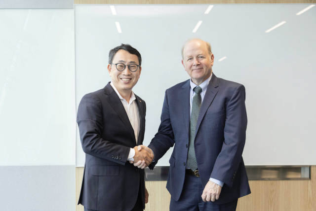 유영상 SKT CEO(왼쪽)와 피터 채프먼 아이온큐 이사회 의장이 17일 서울 을지로 SKT 본사에서 기념 사진을 촬영하고 있다. <출처=SKT>