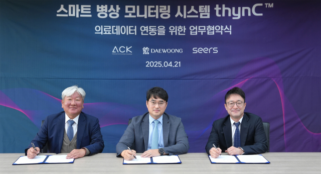 조선주 ACK 대표(왼), 이창재 대웅제약 대표(가운데), 이영신 씨어스테크놀로지 대표가 업무협약을 체결하고 있다. <사진제공=대웅제약>
