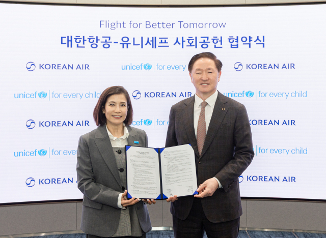 지난 21일 서울 강서구 대한항공 본사에서 우기홍 대한항공 부회장(오른쪽)이 조미진 유니세프 한국위원회 사무총장과 기념사진을 촬영하고 있다.<사진제공=대한항공>