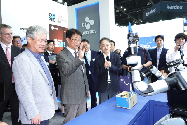 22일 경기도 고양시 킨텍스제1전시관에서 열린 2025 국제물류산업대전을 방문한 박상우 국토교통부 장관이 CJ대한통운 부스를 찾아 이동형 양팔로봇 시연 장면을 참관하고 있다.<사진제공=CJ대한통운>