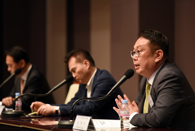 (왼쪽부터) 김병국 법무법인 세종 글로벌비즈니스전략센터장이 22일 서울 중구 한국프레스센터에서 열린 ‘2025 CEO스코어데일리 산업‧정책포럼’에서 ‘ ‘트럼프 관세정책과 국내 기업의 대응전략 토론회’를 발언하고 있다. <사진=CEO스코어데일리>