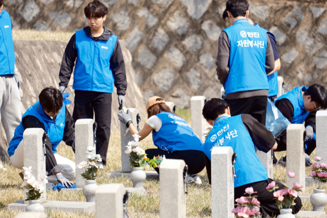 한진 임직원들이 지난 24일 국립서울현충원 제3묘역에서 환경정화 활동을 펼치고 있다.<사진제공=한진>