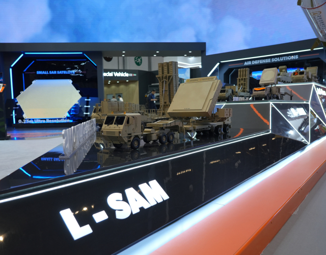 한화시스템이 IDEX 2025에 전시한 L-SAM 다기능레이다(MFR). <사진제공=한화시스템>