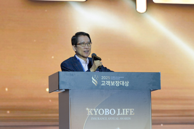 신창재 교보생명 대표이사 겸 이사회 의장이 9일 인천 연수구 송도컨벤시아에서 열린 ‘2025 고객보장대상 시상식’에서 격려사를 통해 고객보장에 힘쓴 컨설턴트들에 감사와 응원을 전하고 있다. <사진=교보생명>