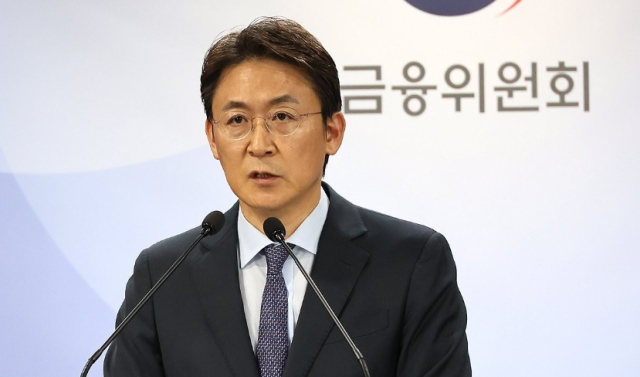 권대영 금융위원회 사무처장이 14일 오후 서울 종로구 정부서울청사에서 MG손해보험 처리 방안 관련 브리핑을 하고 있다. <사진=연합뉴스>
