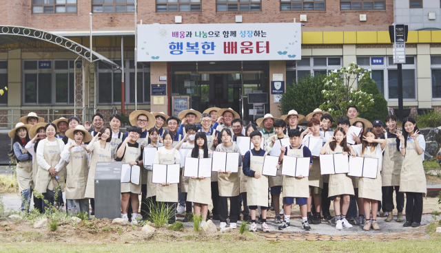 지난 29일 조성식에서 현대글로비스 임직원 봉사단과 당산초 학생, 교직원 등이 기념촬영을 하고 있다.<사진제공=현대글로비스>