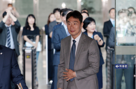 떠나는 이복현 &ldquo;경직된 태도&middot;원칙 집착해 송구&hellip;제 부족 탓&rdquo;