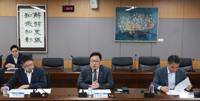 김병환 금융위원회 위원장이 23일 오전 서울 종로구 정부서울청사에서 금융감독원, 한국거래소 등 유관기관과 함께 ‘유관기관 증시상황 긴급 점검회의’를 열고, 미국의 이란 군사 개입에 대한 해외 시각과 국내 증시의 외국인·기관투자자 등 수급 상황을 긴급 점검하고 향후 대응방향을 논의했다. <사진=금융위원회>