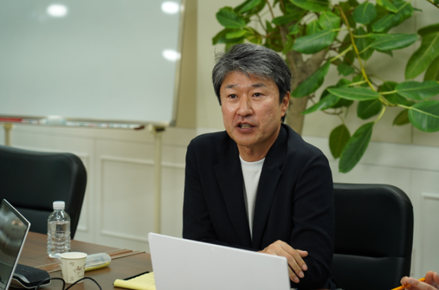 송호준 에코프로 대표가 지주사 직원들을 대상으로 온라인 경영 설명회를 진행하고 있는 모습. <사진=에코프로>