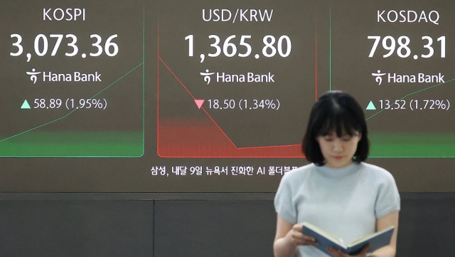 코스피가 이스라엘과 이란의 완전한 휴전 합의 소식에 힘입어 24일 3,060대에서 강세 출발한 24일 서울 중구 하나은행 딜링룸 현황판에 코스피 지수 등이 표시되고 있다. <사진=연합뉴스>