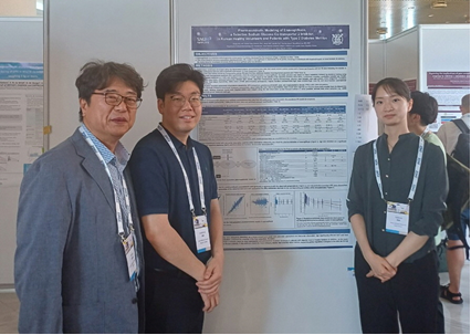 2025 PAGE 학회에서 엔블로 약동학 모델링 연구결과를 발표한 서울대학교병원 임상약리학과 연구팀이 기념사진을 촬영하고 있다. <사진제공=대웅제약>
