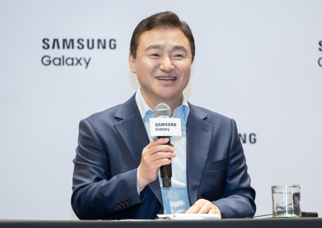 9일(현지시간) 미국 뉴욕에서 삼성전자 DX부문장 직무대행 노태문 사장이 '삼성 갤럭시 언팩 2025' 행사 직후 국내 기자간담회를 진행하고 있는 모습. <사진제공=삼성전자>
