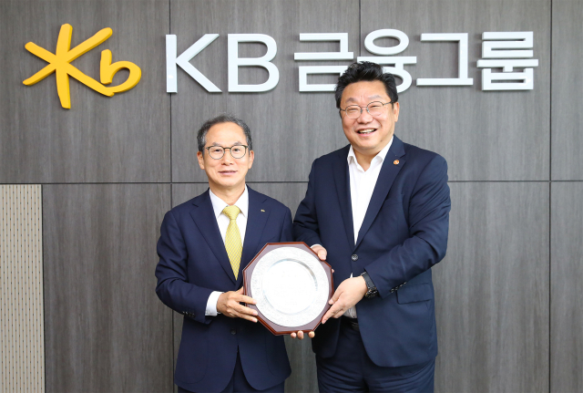 양종희 KB금융그룹 회장(왼쪽)과 주형환 저출생고령사회위원회 부위원장이 9일 서울 영등포구 소재의 KB국민은행 신관에서 기념촬영을 하고 있다. <사진=KB금융그룹>
