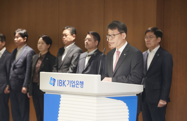 3월 26일 서울 중구 IBK기업은행 본점에서 열린 확대간부회의에서 김성태 기업은행장이 사과문과 쇄신 계획을 발표하고 있다. <사진=IBK기업은행>