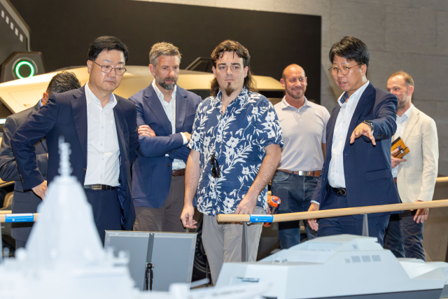 지난 6일 HD현대 글로벌R&D센터를 방문한 팔머 럭키(Palmer Luckey) 안두릴 공동설립자가 HD현대가 개발 중인 무인수상정에 대한 설명을 듣고 있다. (앞줄 왼쪽부터) 주원호 HD현대중공업 특수선사업대표, 팔머 럭키 안두릴 공동설립자. <사진제공=HD현대>