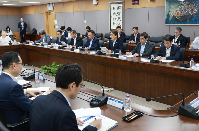 권대영 금융위원회 부위원장이 19일 오후 서울 종로구 정부서울청사에서 개최한 중대재해 관련 금융부문 대응 간담회에서 은행·금투업권, 금감원·거래소 등 유관기관과 중대재해에 대한 금융부문 대응방향을 공유하고, 구체적 방안 마련을 위한 현장 의견을 수렴했다. <사진=금융위원회>