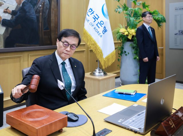 이창용 한국은행 총재가 28일 서울 중구 한국은행에서 열린 금융통화위원회에서 의사봉을 두드리고 있다. <사진=한국은행>
