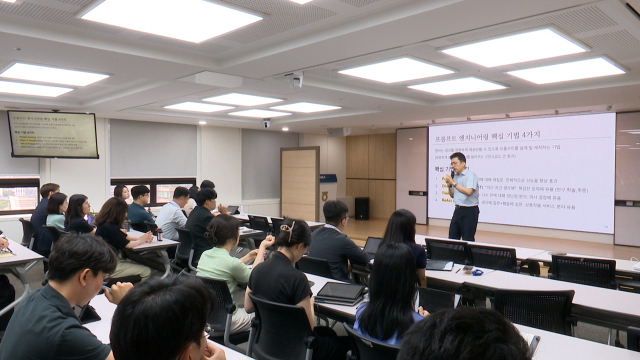 지난 28일 서울 서대문구 NH농협생명 본사에서 파이낸스데이터코리아 이승준 대표가 강연을 하고 있다. <사진=NH농협생명>