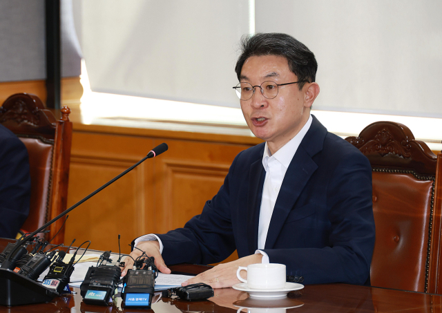 이억원 금융위원장이 15일 오후 서울 중구 은행회관에서 취임 후 첫 금융권 대외 일정으로 KB, 신한, 하나, 우리, 농협, iM, BNK, JB 8개 금융지주 회장 및 은행연합회장과 개최한 간담회에서 생산적 금융, 소비자 중심 금융, 신뢰 금융으로의 대전환에 대해 발언하고 있다. <사진=금융위원회>