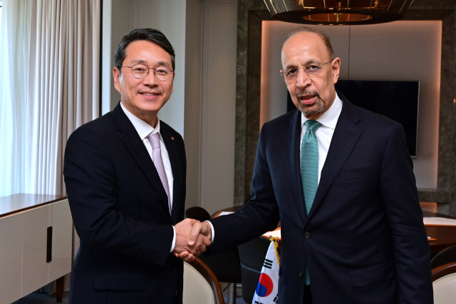 조주완 LG전자 CEO(왼쪽)가 26일 서울 중구 롯데호텔에서 칼리드 알팔리(H.E. Khalid AlFalih) 사우디아라비아 투자부 장관과 만나 AI 데이터센터 냉각 솔루션 공급 등 협력 방안을 논의했다. <사진제공=LG전자>