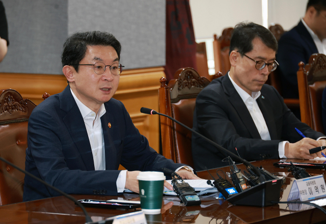 이억원 금융위원장이 29일 오후 서울 중구 은행회관에서 은행연합회장 및 20개 은행 은행장과 취임 후 개최한 첫 번째 은행장 간담회에서 우리 경제가 직면한 다양한 구조적 문제의 해결과 지속가능한 성장을 도모하기 위하여 은행이 나아갈 방향에 대해서 함께 논의했다. <사진=금융위원회>