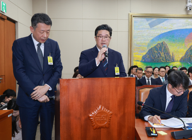 김병주 MBK파트너스 회장(가운데)이 14일 서울 영등포구 여의도 국회에서 열린 공정거래위원회, 개인정보보호위원회 등에 대한 정무위원회 국정감사에 증인으로 출석, 의원 질의에 답변하고 있다. 왼쪽은 김광일 홈플러스 대표이사. <사진=연합뉴스>