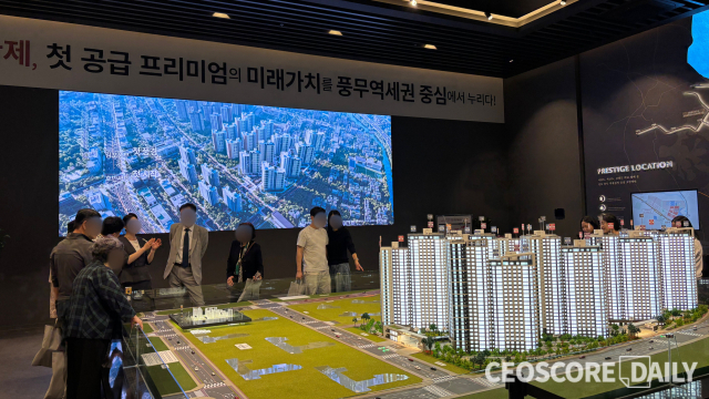 17일 김포 사우동 일대 마련된 김포풍무호반써밋 견본주택을 찾은 방문객들이 내부에 설치된 단지 모형도를 보고 있다. <사진=박수연 기자>