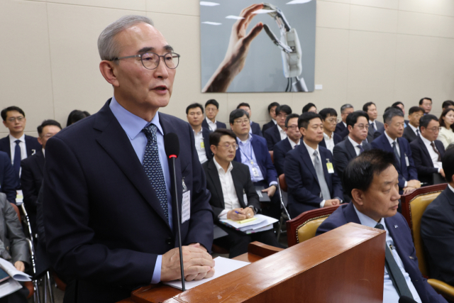 김영섭 KT 대표가 21일 국회 과학기술정보방송통신위원회에서 열린 국정감사에서 위원 질의에 답하고 있다. <출처=연합뉴스>