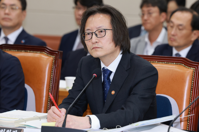 지난 14일 서울 영등포구 여의도 국회에서 열린 공정거래위원회, 개인정보보호위원회 등에 대한 정무위원회 국정감사에서 주병기 공정거래위원장이 의원 질의를 들으며 메모하고 있다.<사진=연합뉴스>