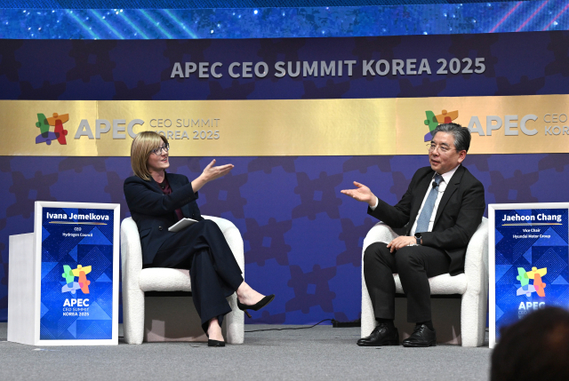 이바나 제멜코바 수소위원회 CEO(왼쪽부터)와 장재훈 현대차그룹 부회장이 APEC CEO 서밋 수소 세션에서 대담을 진행하고 있다.<사진제공=현대자동차그룹>