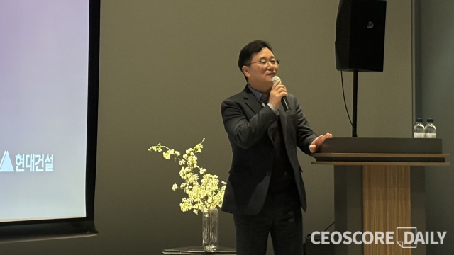 6일 신사동 디에이치 갤러리에서 이인기 주택사업본부장이 신사업 더뉴하우스의 추진 배경에 대해 설명하고 있다.<사진=박수연 기자>