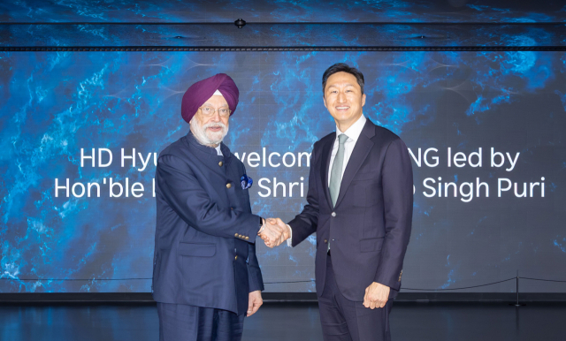 정기선 HD현대 회장이 13일 경기도 판교 HD현대 글로벌R&D센터에서 하딥 싱 푸리(Hardeep Singh Puri) 인도 석유천연가스부 장관을 만나, 상호 협력 확대 방안을 논의했다. <사진제공=HD현대>