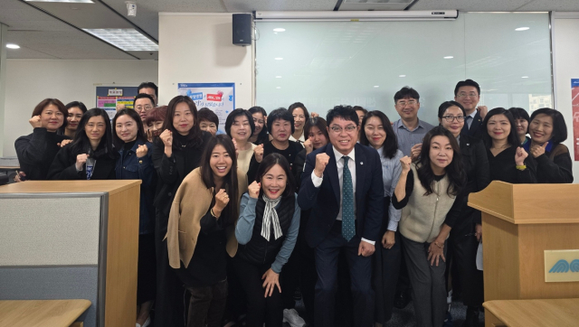 동양생명 센텀지점 임직원들이 기념 촬영을 하고 있다. <사진=동양생명>