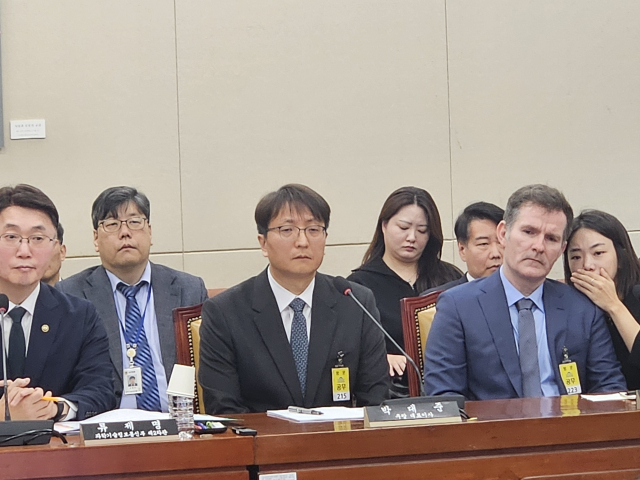 박대준 쿠팡 대표(가운데)와 브랫 매티스 쿠팡 최고정보보안책임자(오른쪽)가 2일 서울 여의도 국회에서 열린 과학기술정보방송통신위원회 전체회의에 참석해 의원들의 질의를 듣고 있다 . <사진=최수빈 기자>