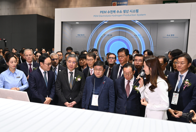 장재훈 현대차그룹 부회장(왼쪽 세 번째)과 김성환 기후에너지환경부장관(왼쪽 네 번째)이 ‘월드 하이드로젠 엑스포 2025’ 현대차그룹 부스를 둘러보고 있다.<사진제공=현대차그룹>